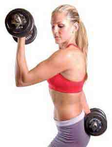 woman lifting dumbbells