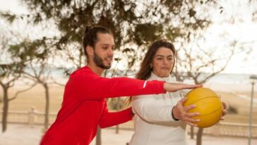 personal trainer with client