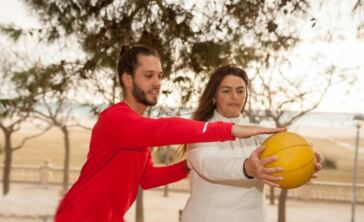 personal trainer with client